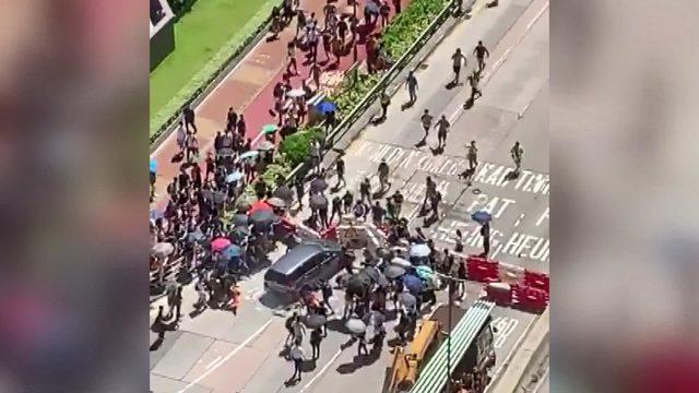 Hong Kong’da protestolarda otomobil eylemcilerin arasına daldı