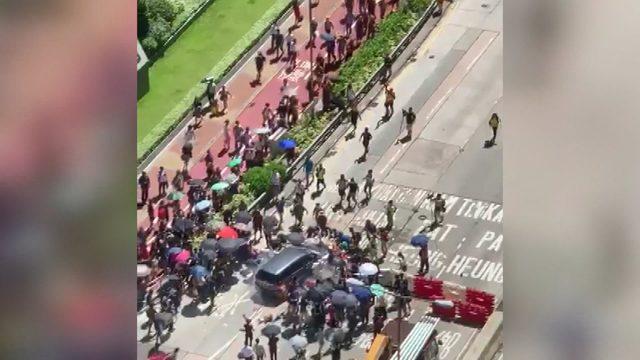 Hong Kong’da protestolarda otomobil eylemcilerin arasına daldı