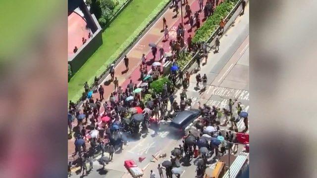 Hong Kong’da protestolarda otomobil eylemcilerin arasına daldı