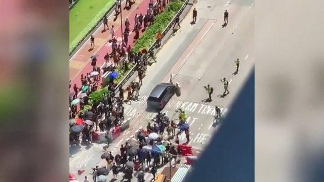 Hong Kong’da protestolarda otomobil eylemcilerin arasına daldı