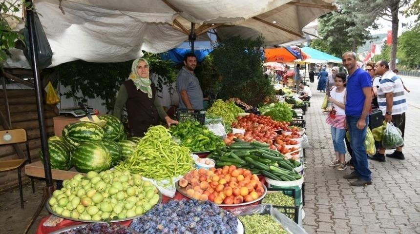 Boyabat K&ouml;y Pazarında yerli &uuml;reticiler satıştan memnun
