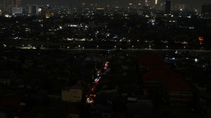 Neler oluyor? Tüm ülke karanlığa gömüldü