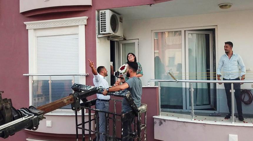 Vinç sepetinde evlilik teklifi