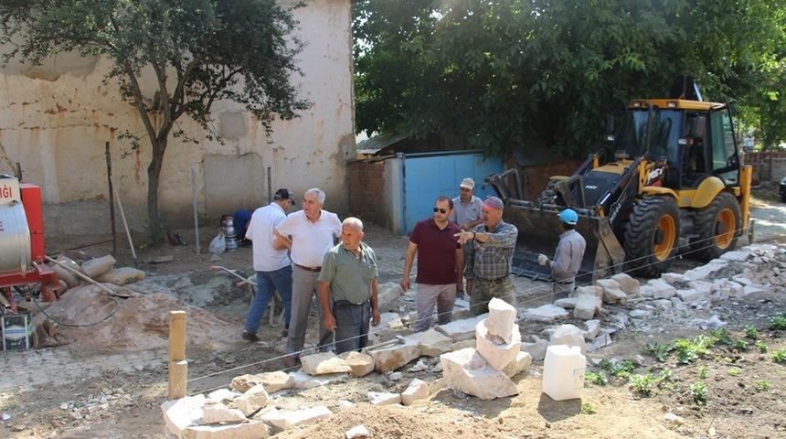 Şehitliklerin etrafı taş duvar ile &ccedil;evriliyor