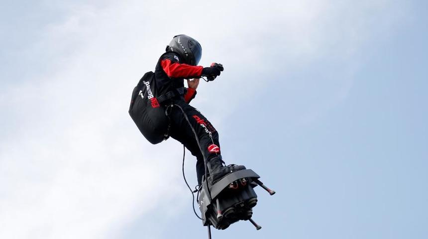 İnanılmaz! U&ccedil;an kaykayla denizi ge&ccedil;ti