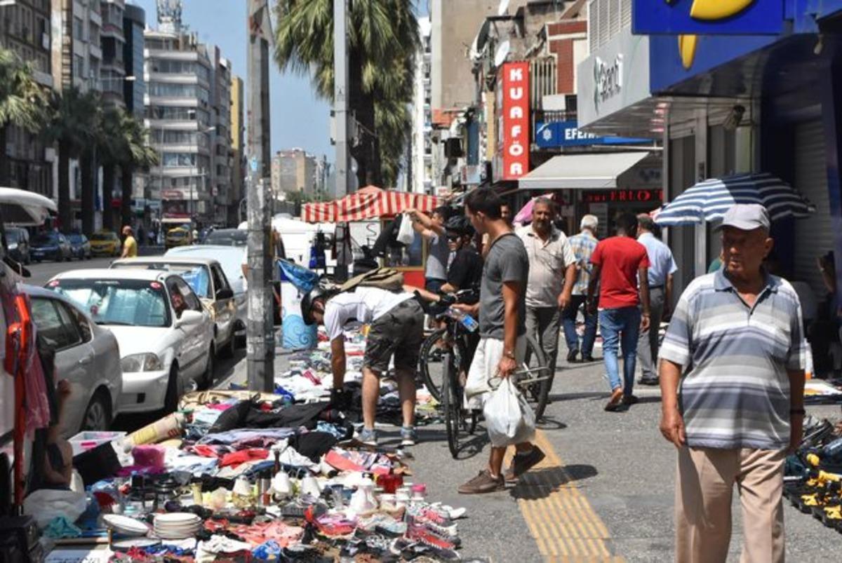 İzmir'in g&ouml;beğinde 'ne alırsan 1 TL' pazarı