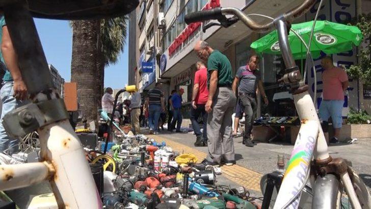İzmir'in göbeğinde 'ne alırsan 1 TL' pazarı G2