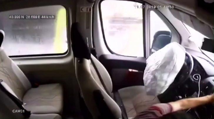 Önce trafik levhasına, ardından duvara çarptı!  G2