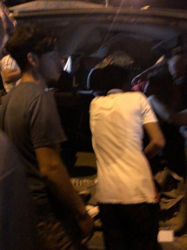 Hafif ticari araç refüje çarptı: Oğuzhan öldü, 2 yaralı