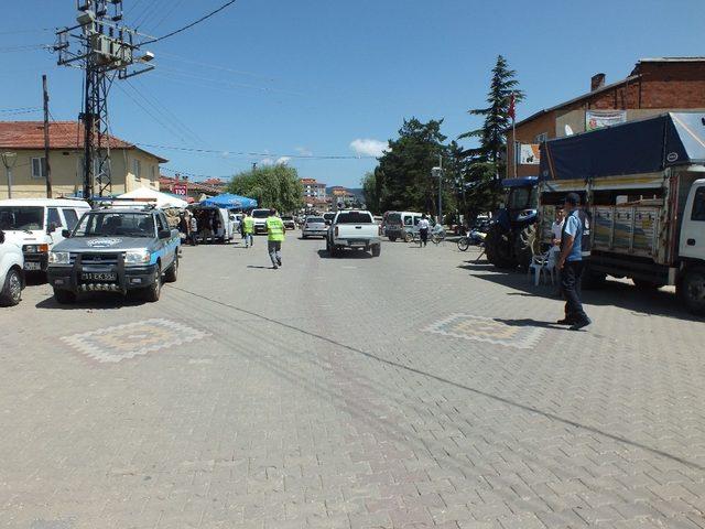 Zabıtadan gelişi güzel park eden araç sürücülerine uyarı