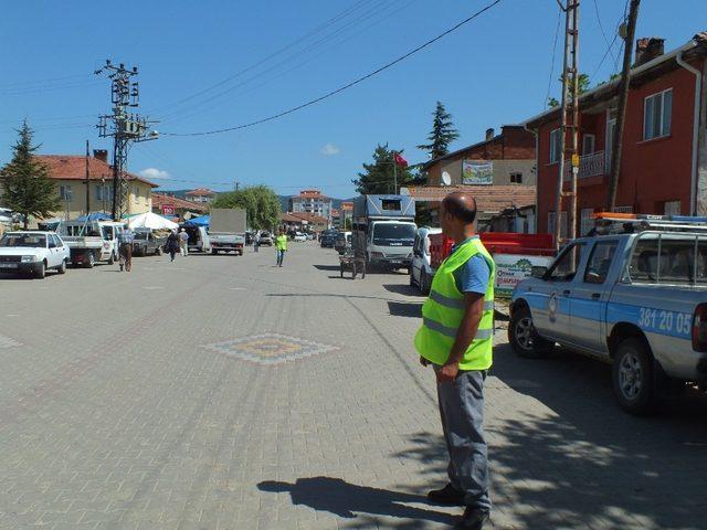 Zabıtadan gelişi güzel park eden araç sürücülerine uyarı