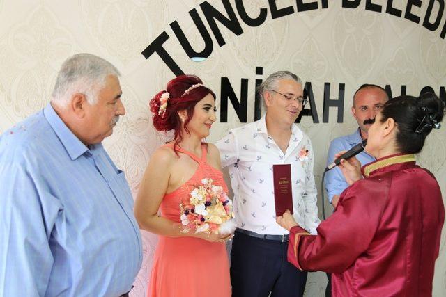 Nikah şekeri yerine fidan dağıttılar