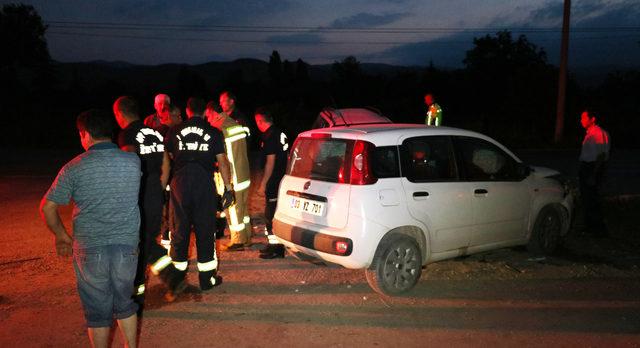 Afyonkarahisar'da iki otomobil çarpıştı: 6 yaralı