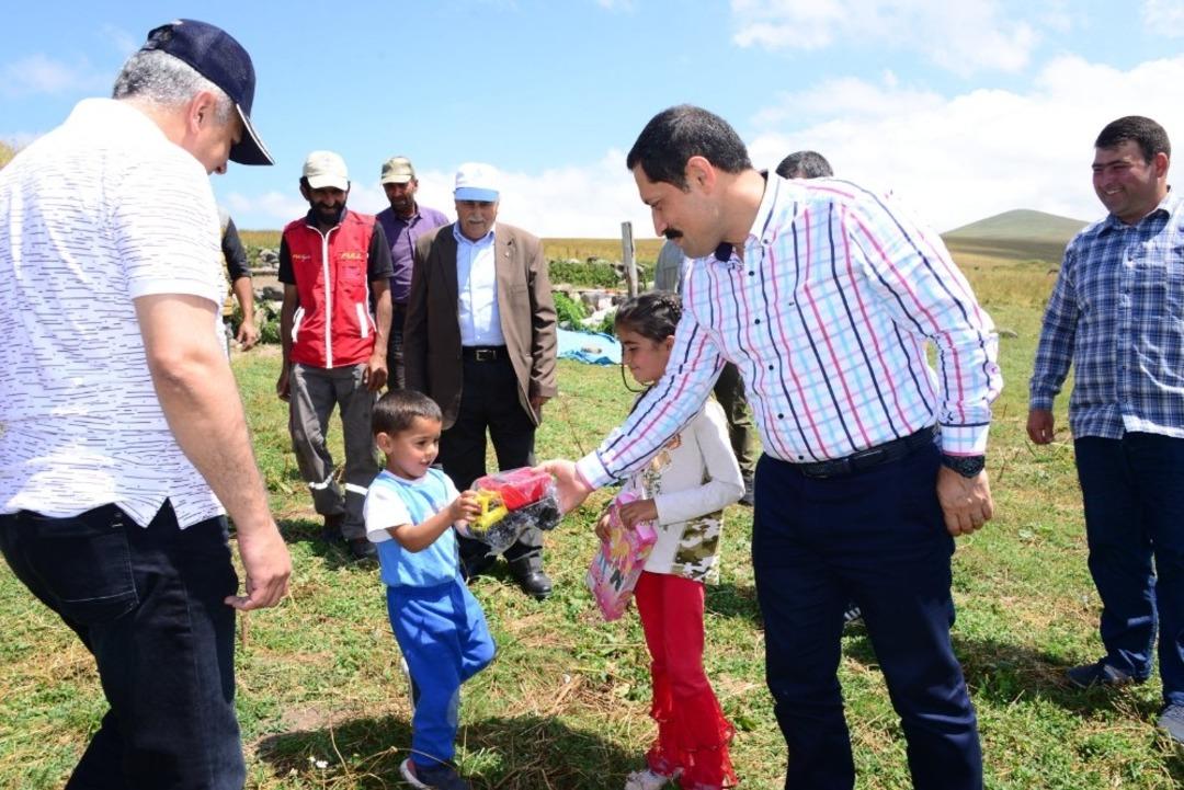 Vali Masatlı, &Ccedil;ıldır yaylalara &ccedil;ıkan vatandaşları ziyaret etti, sorunlarını dinledi