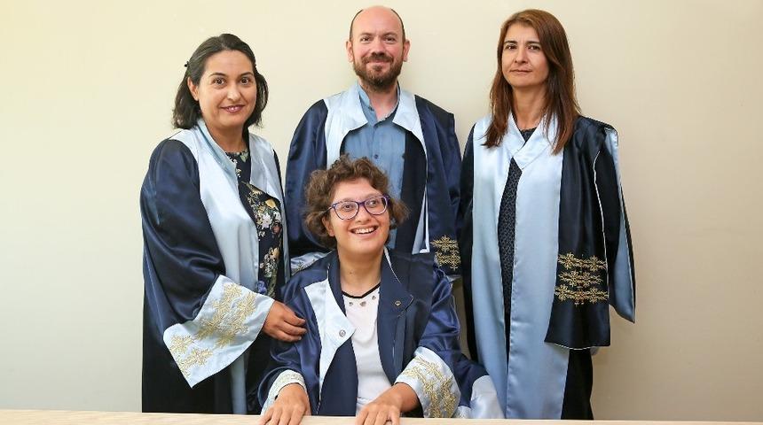 Hayallerinin peşinden koşuyor