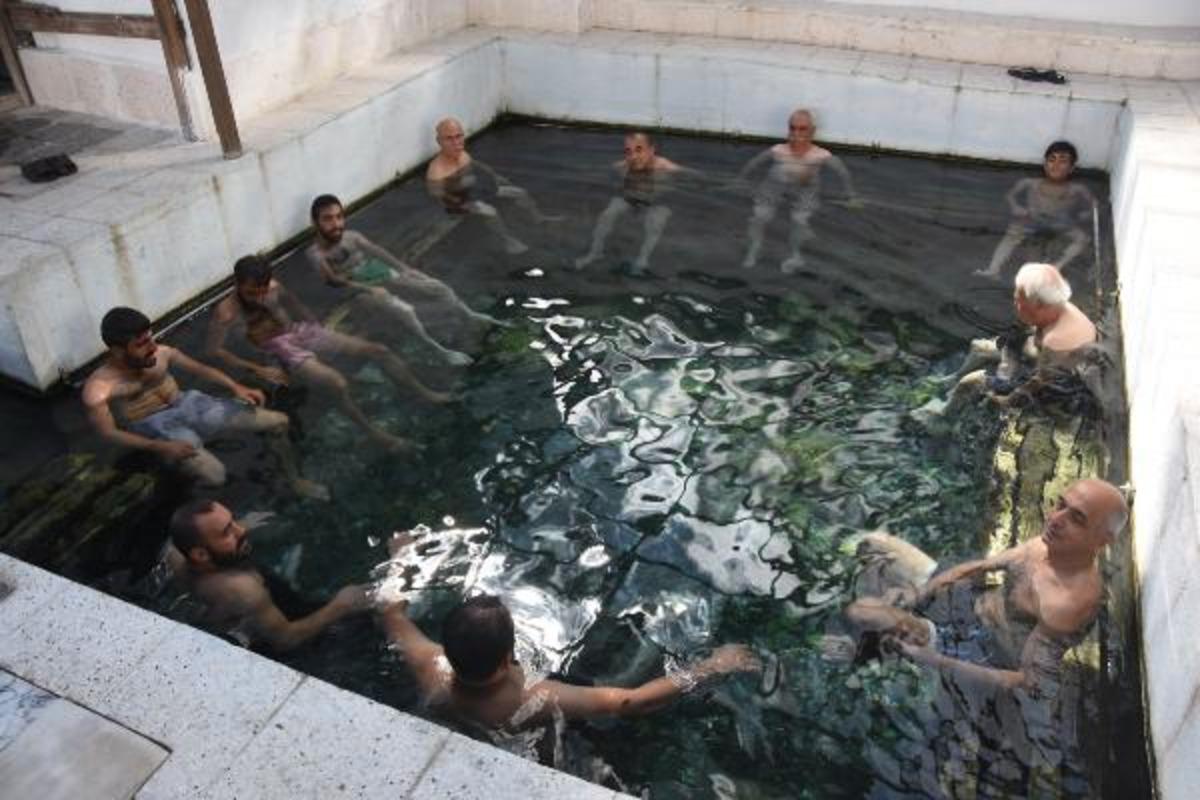 Sivas'taki d&uuml;nyaca &uuml;nl&uuml; balıklı kaplıca yerli ve yabancı herkesin ilgisini &ccedil;ekiyor