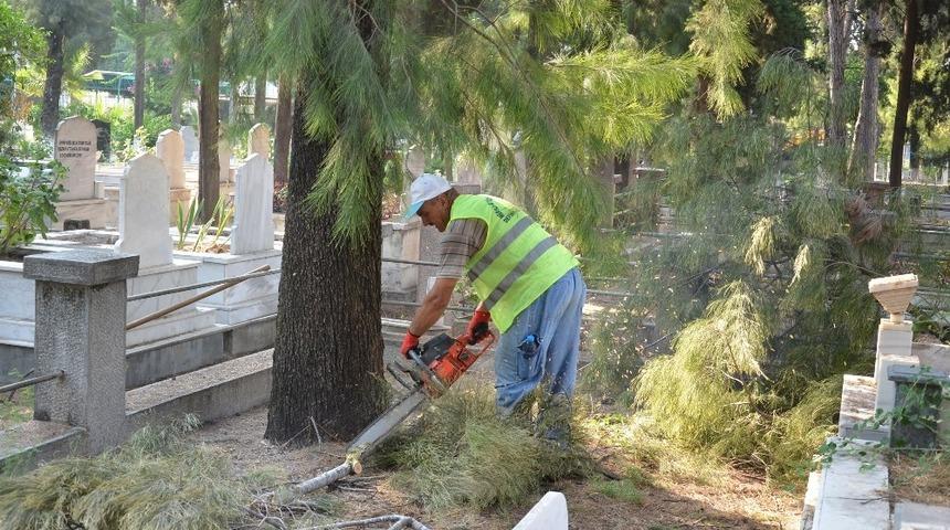 Mezarlıktaki bakım &ccedil;alışmaları s&uuml;r&uuml;yor