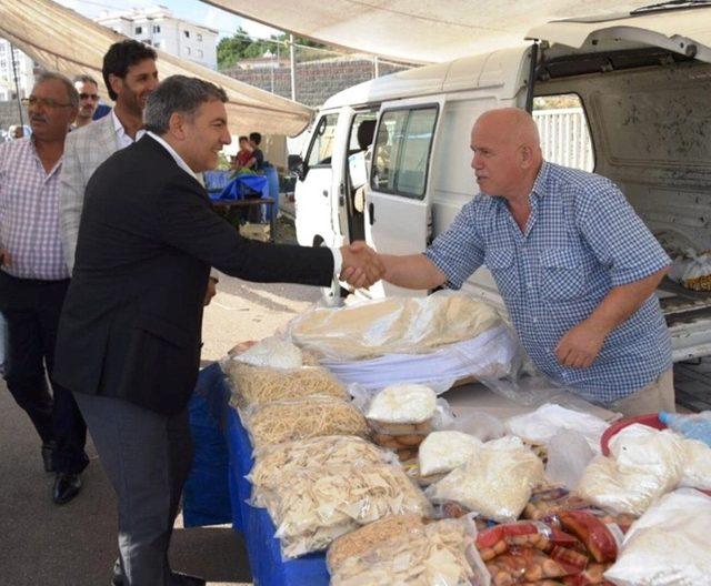 Başkan pazarı ziyaret etti, vatandaşın yüzü güldü