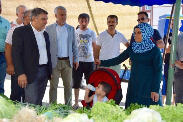 Başkan pazarı ziyaret etti, vatandaşın yüzü güldü