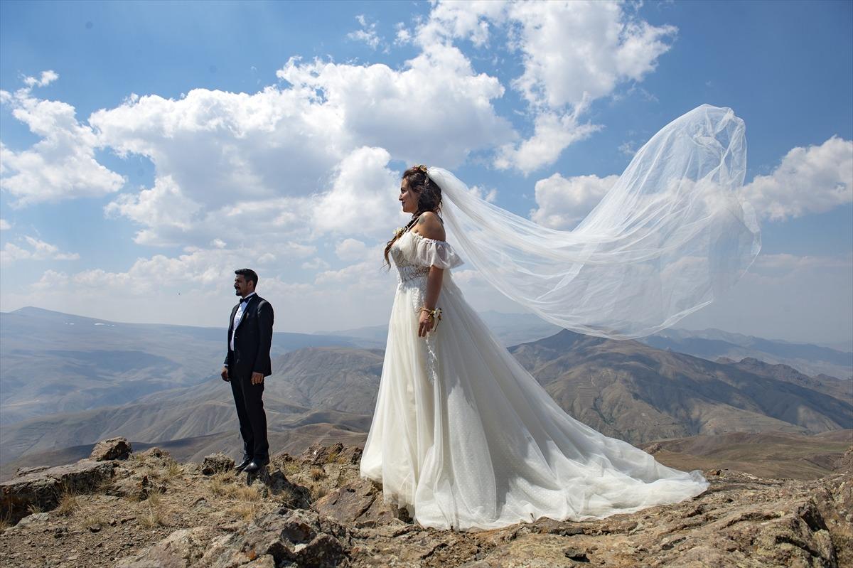 Dağ zirvesinde nikah t&ouml;reni