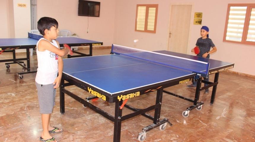 Çocuklar ve ev hanımları tenis öğreniyor