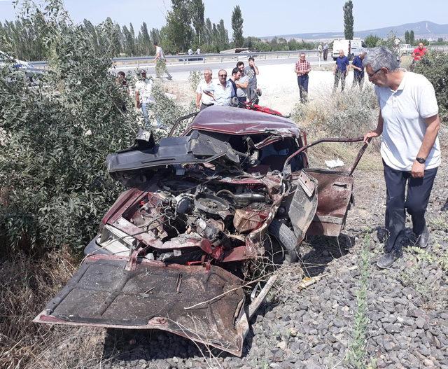 Yolcu treninin çarptığı otomobildeki baba- oğul yaralandı