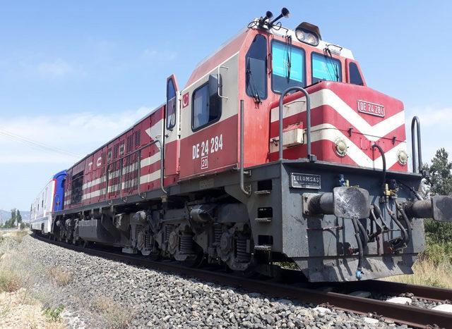 Yolcu treninin çarptığı otomobildeki baba- oğul yaralandı