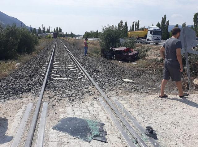 Yolcu treninin çarptığı otomobildeki baba- oğul yaralandı