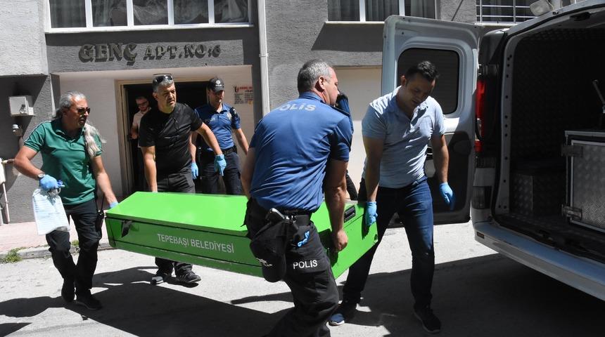 Birlikte yaşadığı kadını öldürüp, aynı bıçakla intihara kalkıştı