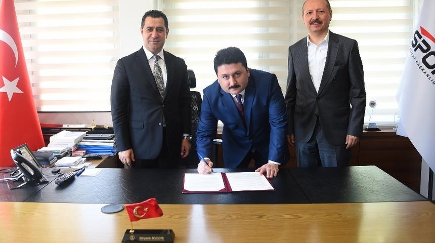 İlk spor kompleksi i&ccedil;in imzalar atıldı