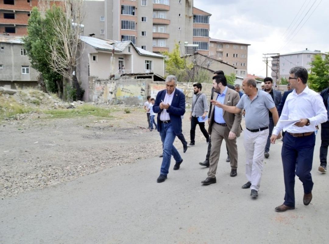 Kardeş Erzurum B&uuml;y&uuml;kşehir Belediyesi heyeti, Bah&ccedil;elievler Mahallesi&rsquo;nde incelemelerde bulundu