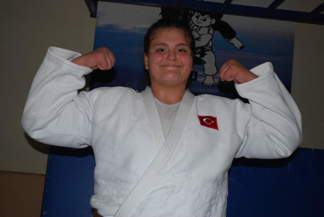 Hilal &Ouml;zt&uuml;rk g&ouml;z&uuml;n&uuml; d&uuml;nya şampiyonluğuna dikti