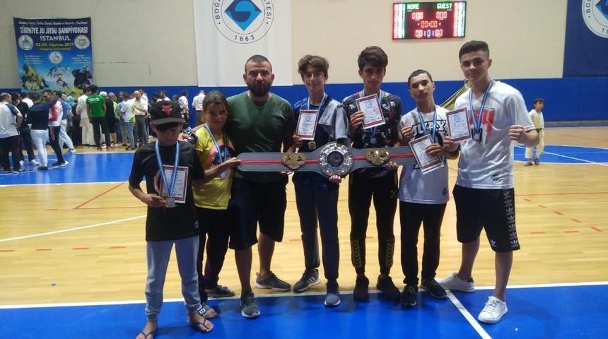 &Ccedil;aydeğirmeni Muay Thai takımına turnuva sonunda madalya yağmuru