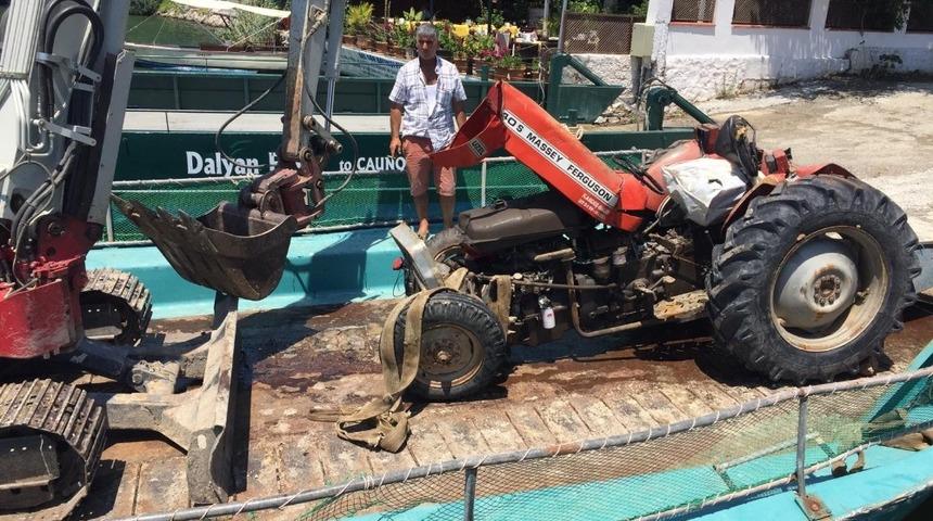 G&ouml;le devrilen trakt&ouml;r&uuml; DALKO kurtardı