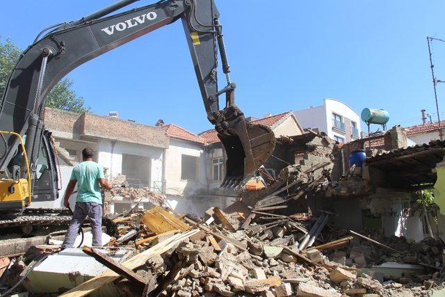 Söke’de trafiği rahatlaması için 3 ev yıkıldı