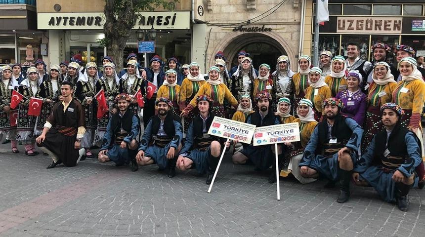 Tepebaşı Halk Dansları Topluluğu&rsquo;ndan Kapadokya&rsquo;da g&ouml;steri