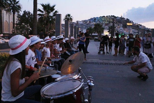 Balıkesirli ortaokul öğrencilerinden Kuşadası sokaklarında ritim rüzgarı