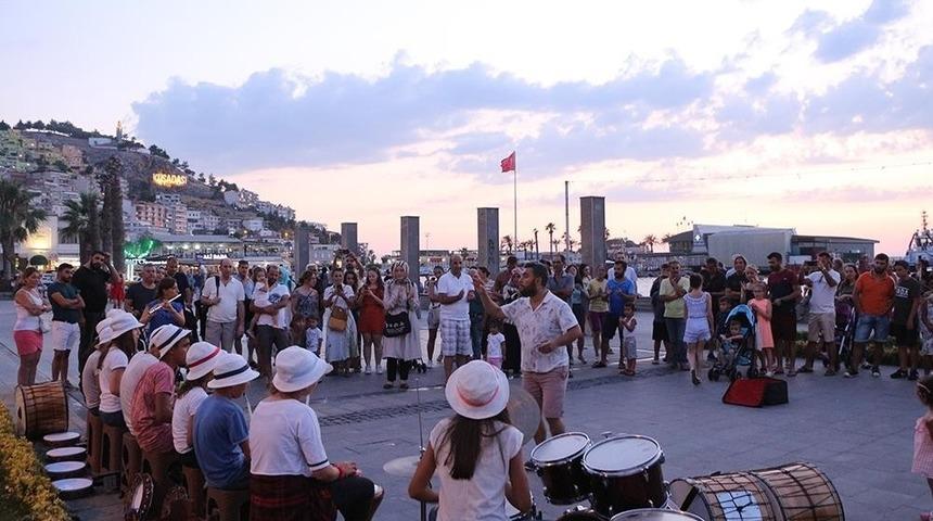 Balıkesirli ortaokul &ouml;ğrencilerinden Kuşadası sokaklarında ritim r&uuml;zgarı