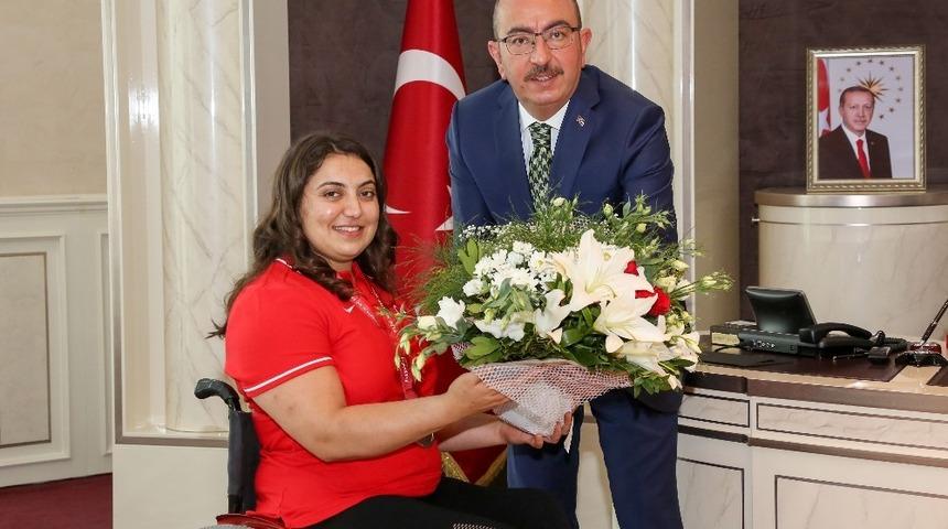 Başkan Kavuş&rsquo;a şampiyon sporculardan ziyaret