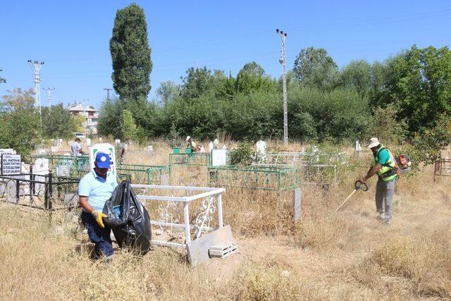 Edremit Belediyesinden mezarlık temizliği