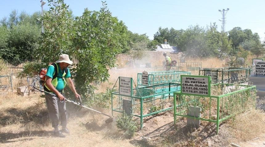 Edremit Belediyesinden mezarlık temizliği