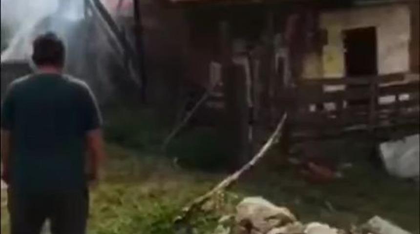 Bacadan çıkan yangında evin çatısı alevlere teslim oldu