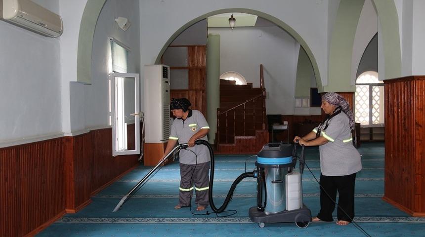 Y&uuml;reğir&rsquo;deki ibadethanelerde bayram temizliği