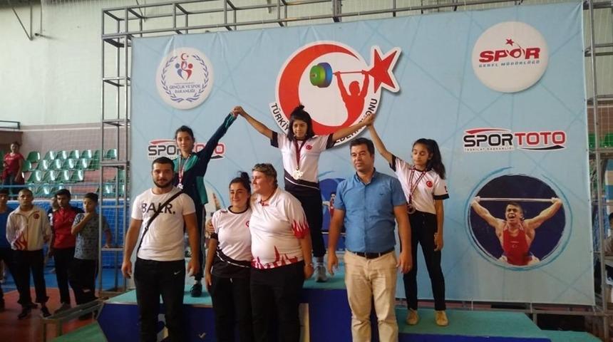 Yıldızlar Ferdi T&uuml;rkiye Halter Şampiyonasından 1 g&uuml;m&uuml;ş, 1 bronz madalya