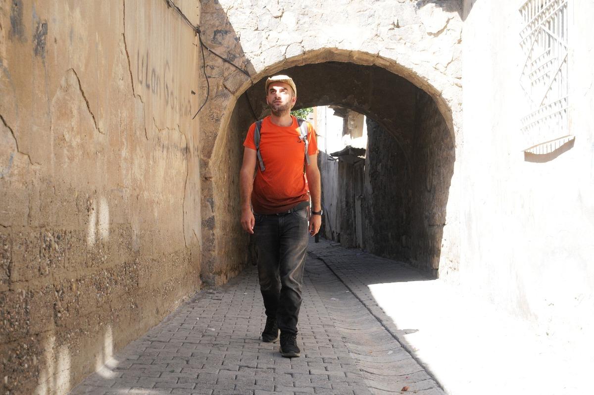 İşinden istifa etti, otostopla il il gezip fidan dikti! İşte son durağı