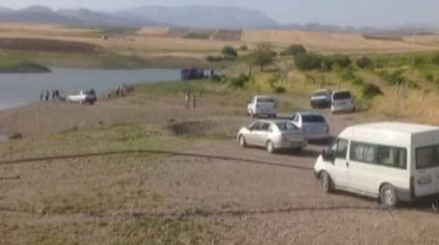 Kayan trakt&ouml;r g&ouml;lete d&uuml;şt&uuml;