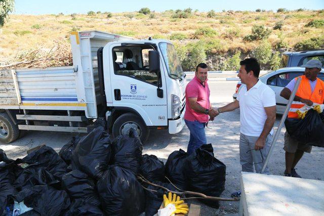 Bodrum'da 4 saatte 2 ton çöp toplandı