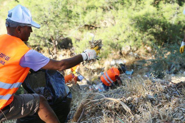 Bodrum'da 4 saatte 2 ton çöp toplandı