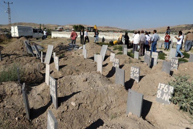 Van’da hayatını kaybeden 16 kaçak göçmen toprağa verildi