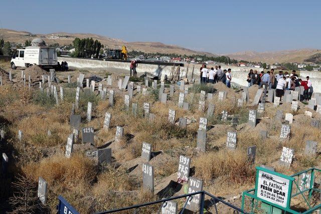 Van’da hayatını kaybeden 16 kaçak göçmen toprağa verildi